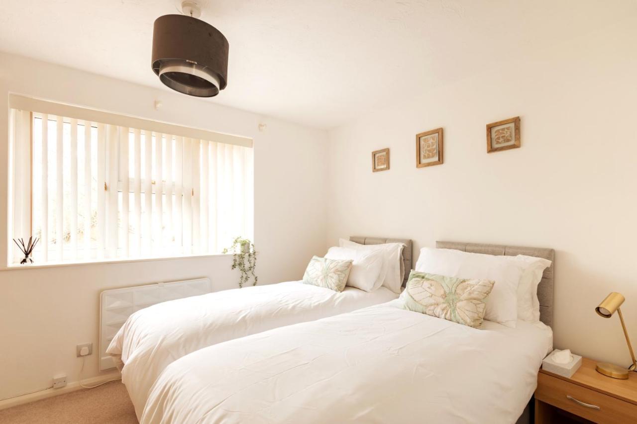 Surrey Stays - 2 Bedroom House, Rh1, Contractors Welcome, Sleeps 5 Max, 2 Parking Spaces, Near Town Centre, Train Station And Gatwick Airport เรดฮิลล์ ภายนอก รูปภาพ