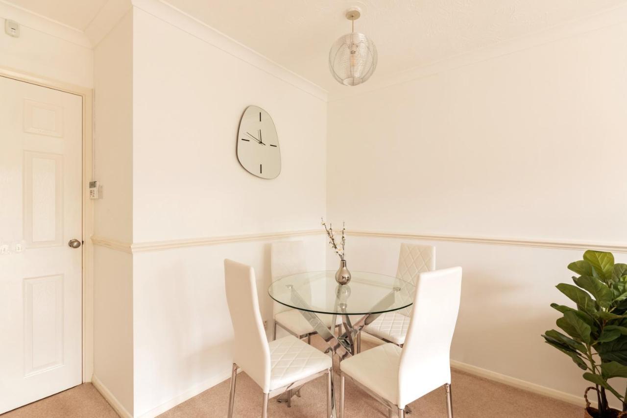 Surrey Stays - 2 Bedroom House, Rh1, Contractors Welcome, Sleeps 5 Max, 2 Parking Spaces, Near Town Centre, Train Station And Gatwick Airport เรดฮิลล์ ภายนอก รูปภาพ