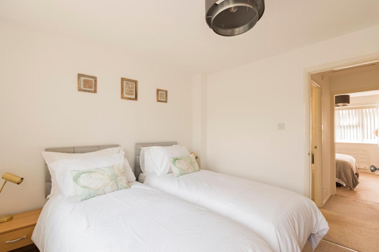 Surrey Stays - 2 Bedroom House, Rh1, Contractors Welcome, Sleeps 5 Max, 2 Parking Spaces, Near Town Centre, Train Station And Gatwick Airport เรดฮิลล์ ภายนอก รูปภาพ