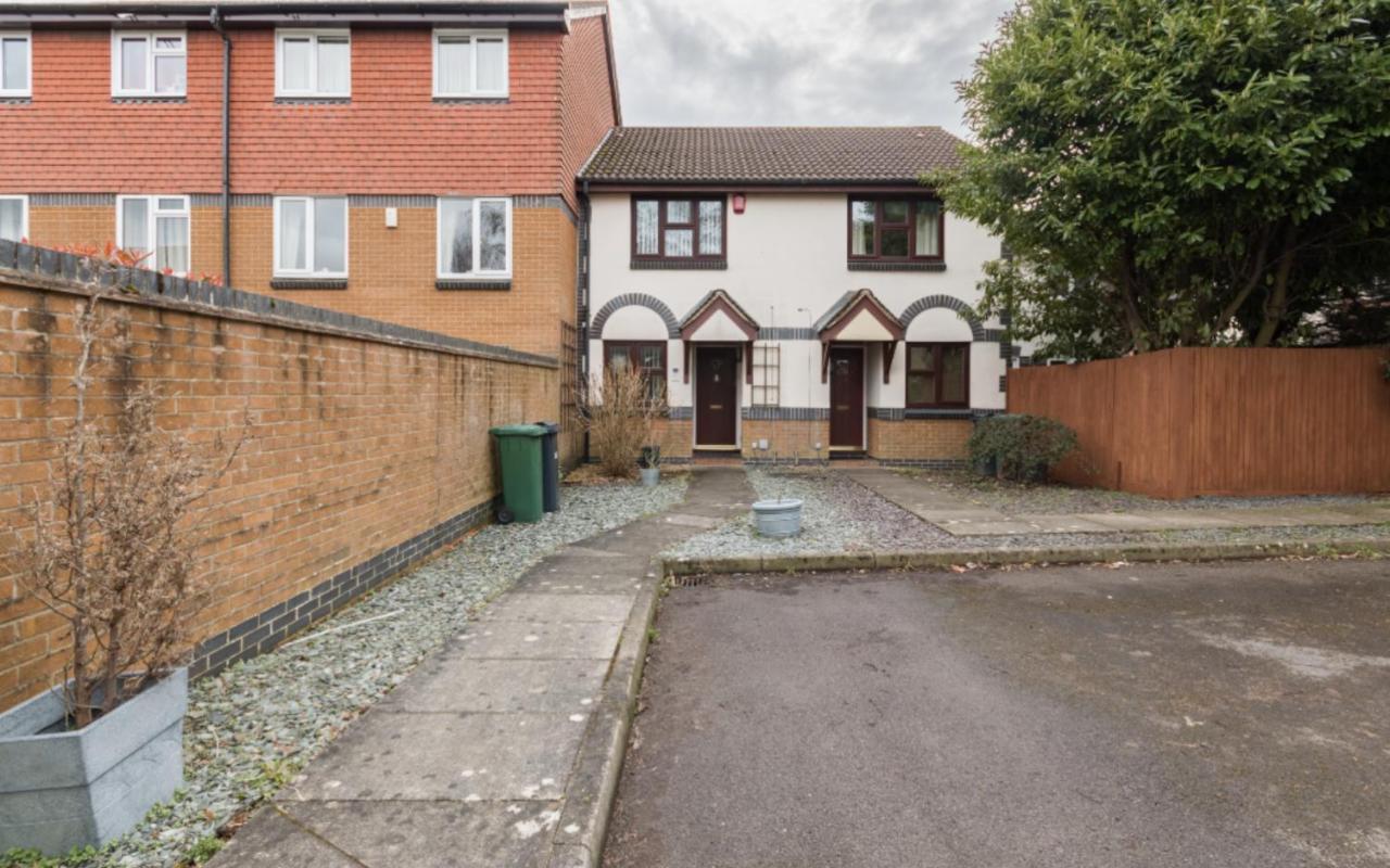 Surrey Stays - 2 Bedroom House, Rh1, Contractors Welcome, Sleeps 5 Max, 2 Parking Spaces, Near Town Centre, Train Station And Gatwick Airport เรดฮิลล์ ภายนอก รูปภาพ